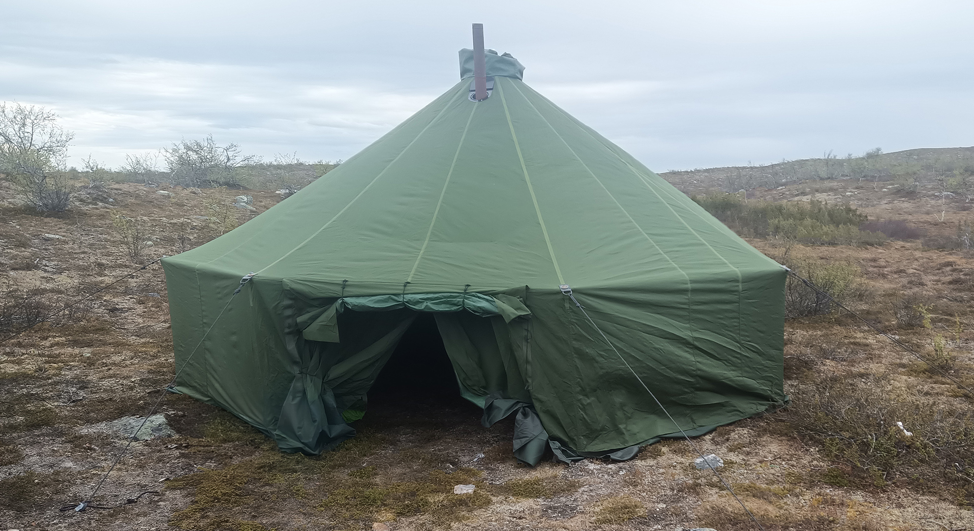 Puolijoukkueteltta tunturissa