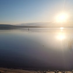 uimaranta, kuulas vesi, aurinko ja uimari